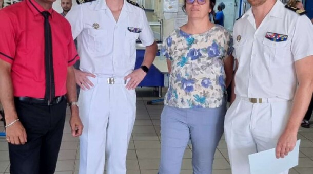 De droite à gauche : le commandant Côme AMAURY du PAG « La Confiance »; Madame Christine CIVIER, référente de la CDSG; Monsieur Thibault GUYOTJEANNIN, commandant du PAG « La Confiance » lors de la signature de la convention en juin 2022; Monsieur Patrick DÉSIRÉE, principal du collège Just Hyasine.